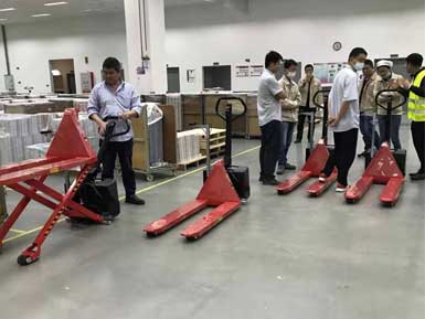電動高升程搬運車交付使用，感謝廠家羅總親自跟客戶講解操作方法！